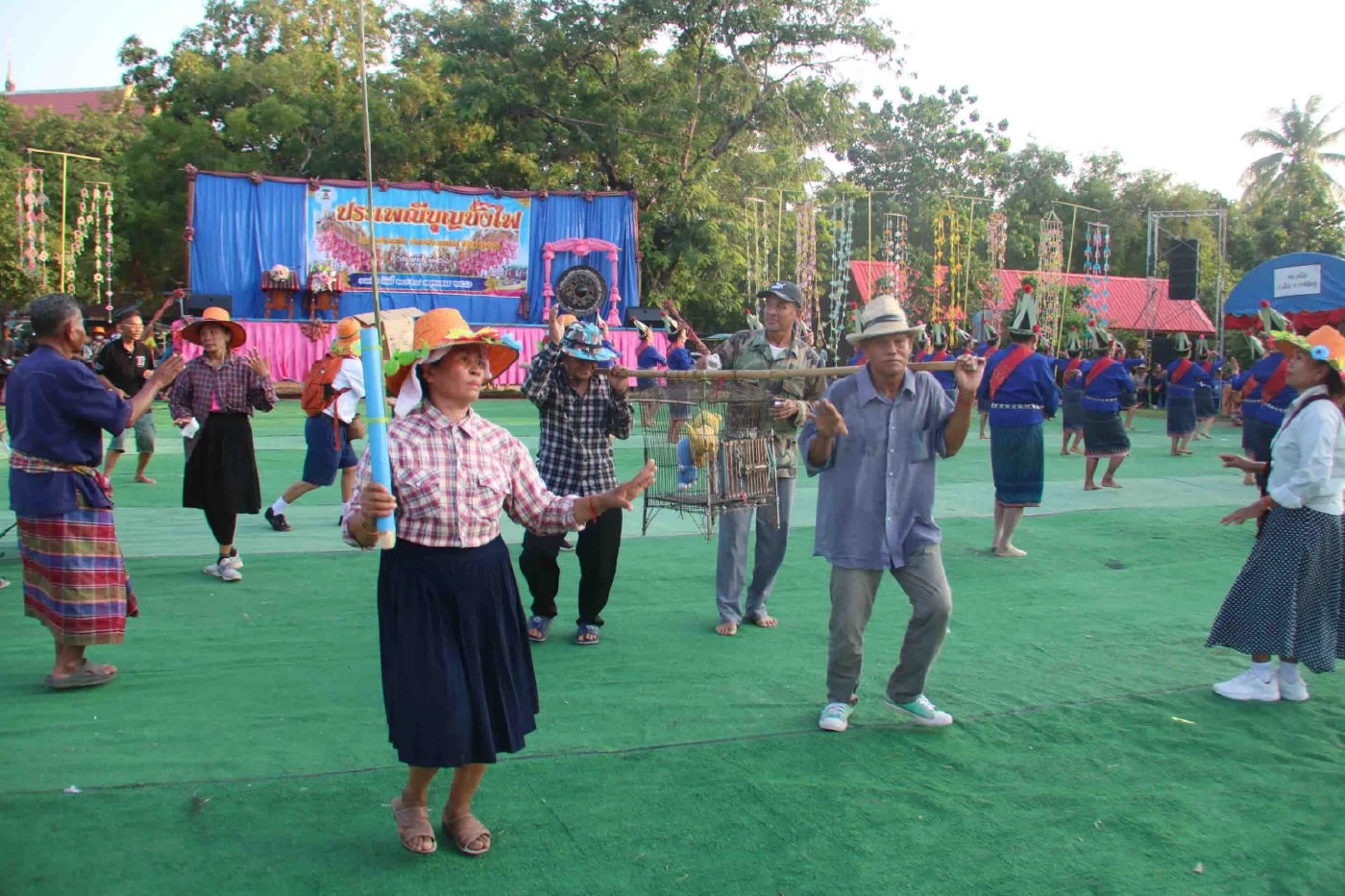 หาชมยาก! ชาวตำบลเหนือกาฬสินธุ์ ร่วมสืบสานประเพณีบุญบั้งไฟ - แห่นางแมวขอฝน