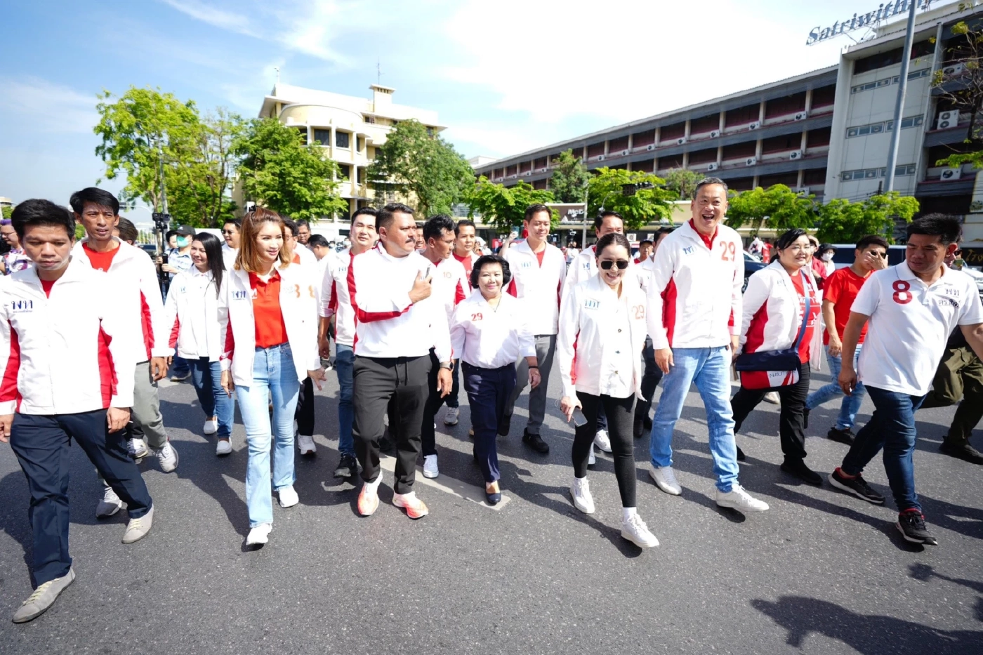 "อิ๊งค์-เศรษฐา" นำทัพใหญ่ "เพื่อไทย" ขึ้นรถแห่หาเสียงวันสุดท้ายก่อนกาบัตร