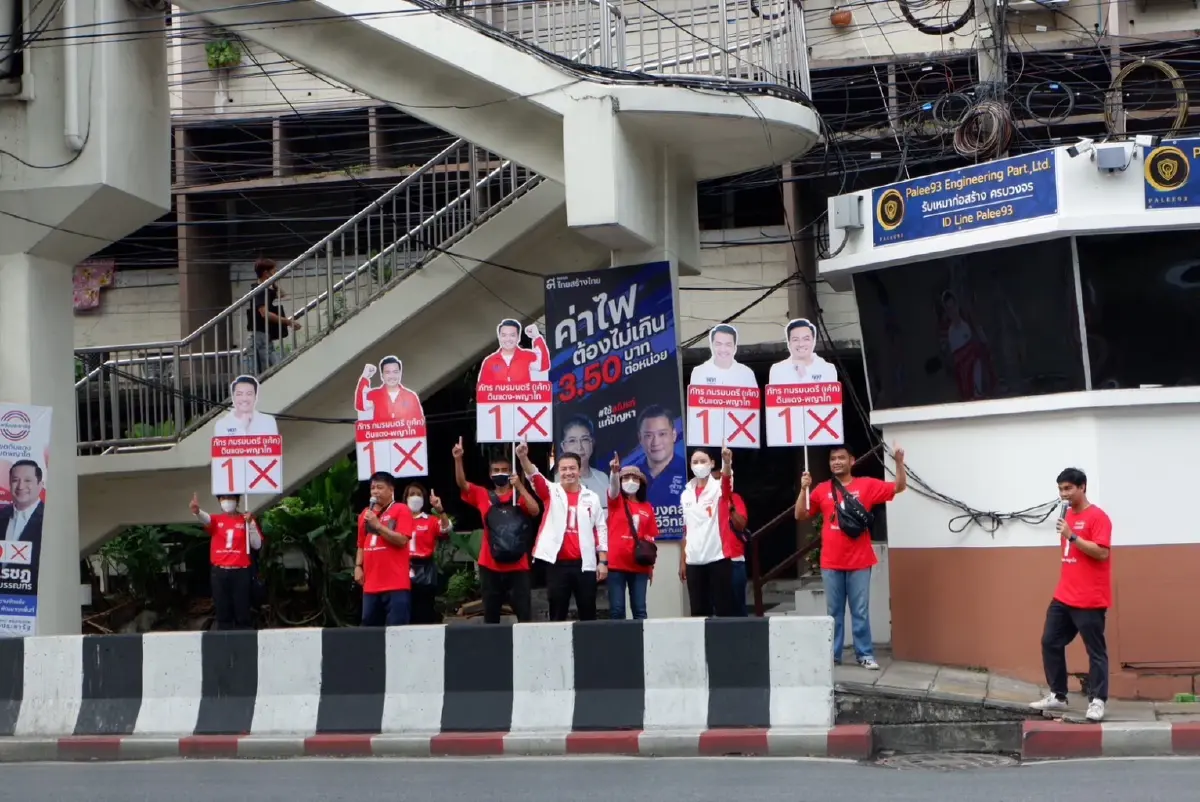 "มาดามนครบาล" งัดกลยุทธ์ ให้ผู้สมัคร ส.ส.กทม.พท. ลุยหาเสียงตามสี่แยก