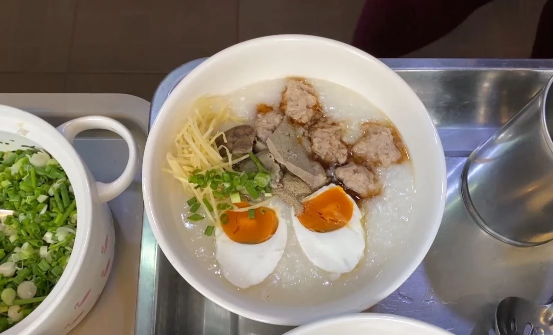 ชาวเน็ตน้ำตาซึม เจ้าของร้านโจ๊ก โพสต์คลิปสวมกอดแฟน-พนง. ในวันที่ขายไม่ดี