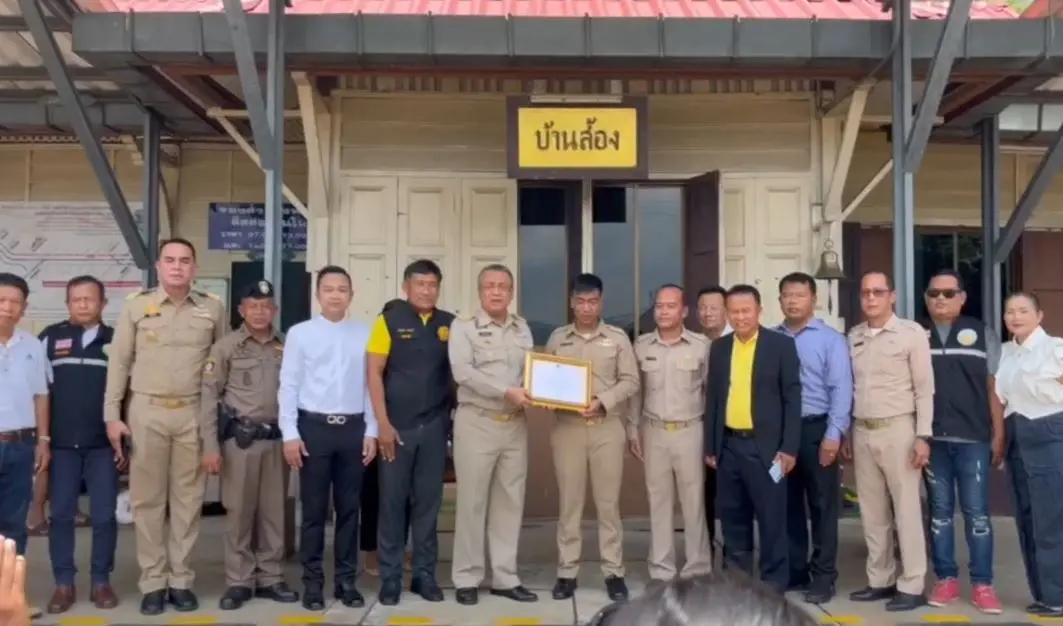 เปิดคลิป นายสถานีรถไฟ ช่วยยายเป็นใบ้-หูหนวก เดินตัดขบวนรถไฟ รอดหวุดหวิด