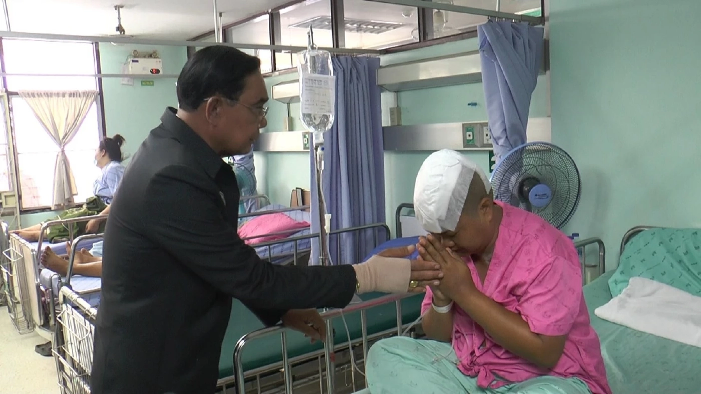 "นายกฯ" นำคณะเยี่ยมผู้บาดเจ็บที่โรงพยาบาลพิจิตร รับปากดูแลทุกคนเต็มที่