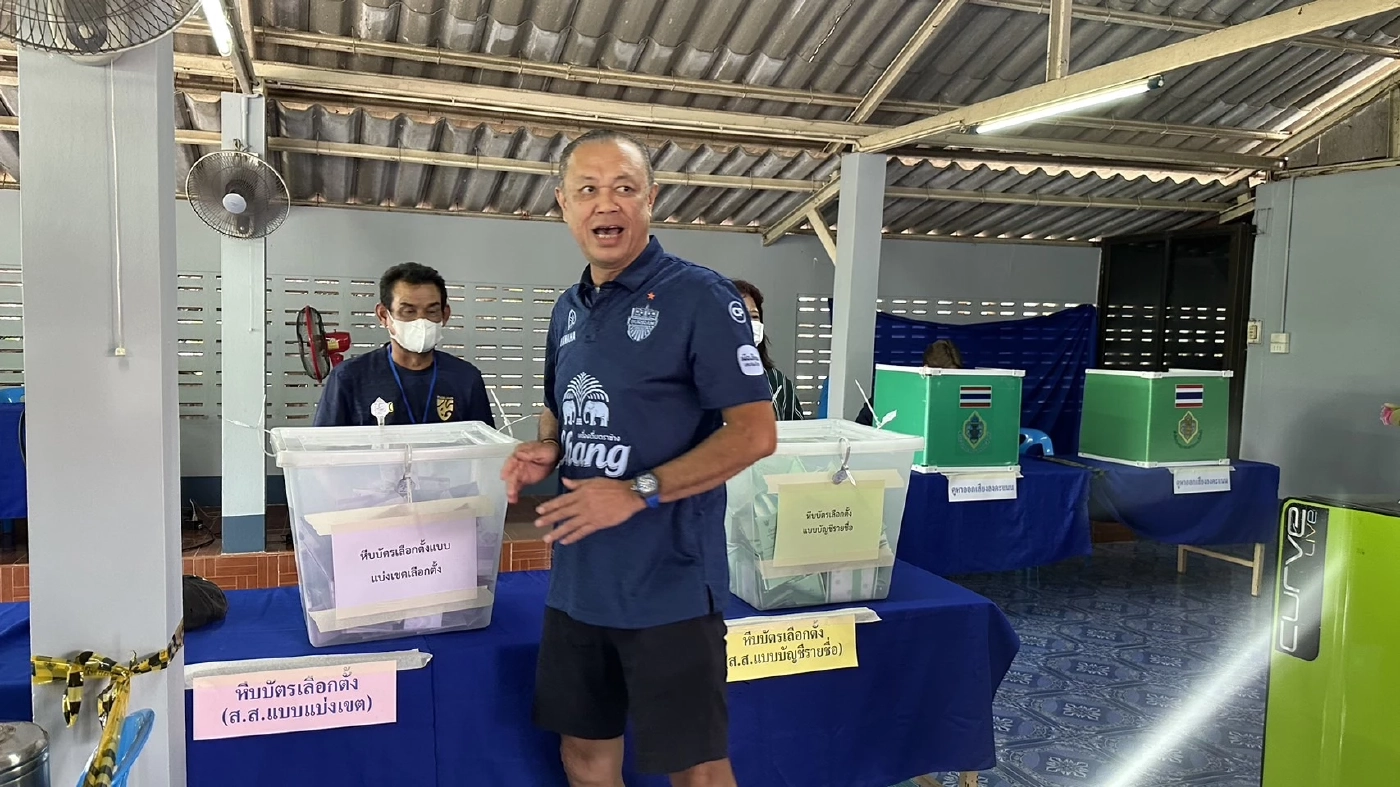 "เนวิน" ใช้สิทธิเลือกตั้ง ไม่รอ "อนุทิน" พูดสั้น "ทุกอย่างเหมือนเดิม"