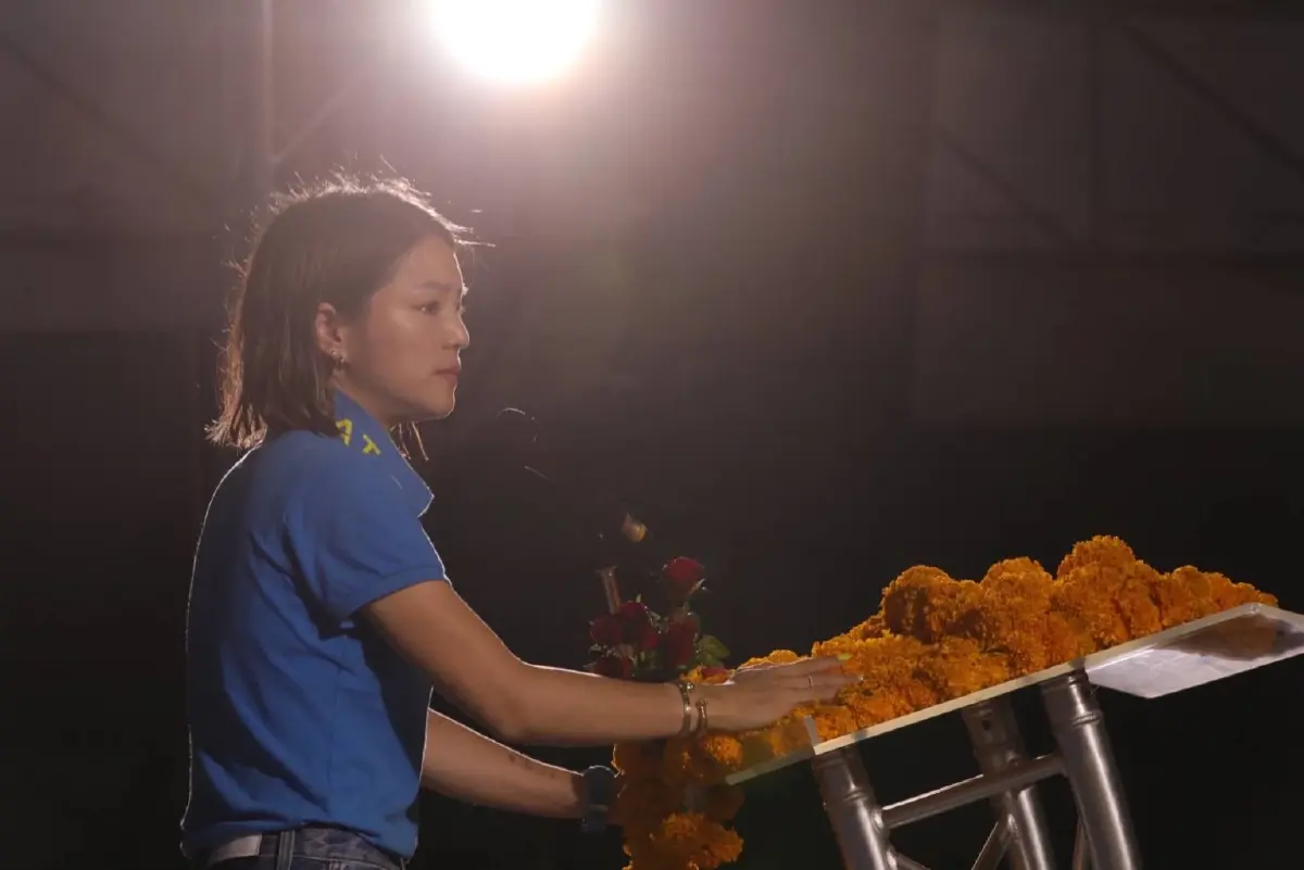 "มาดามเดียร์" ลุยปราศรัยกลางสายฝน ช่วย 3 ส.ส.เมืองคอน ขอเลือกปชป.ยกจังหวัด