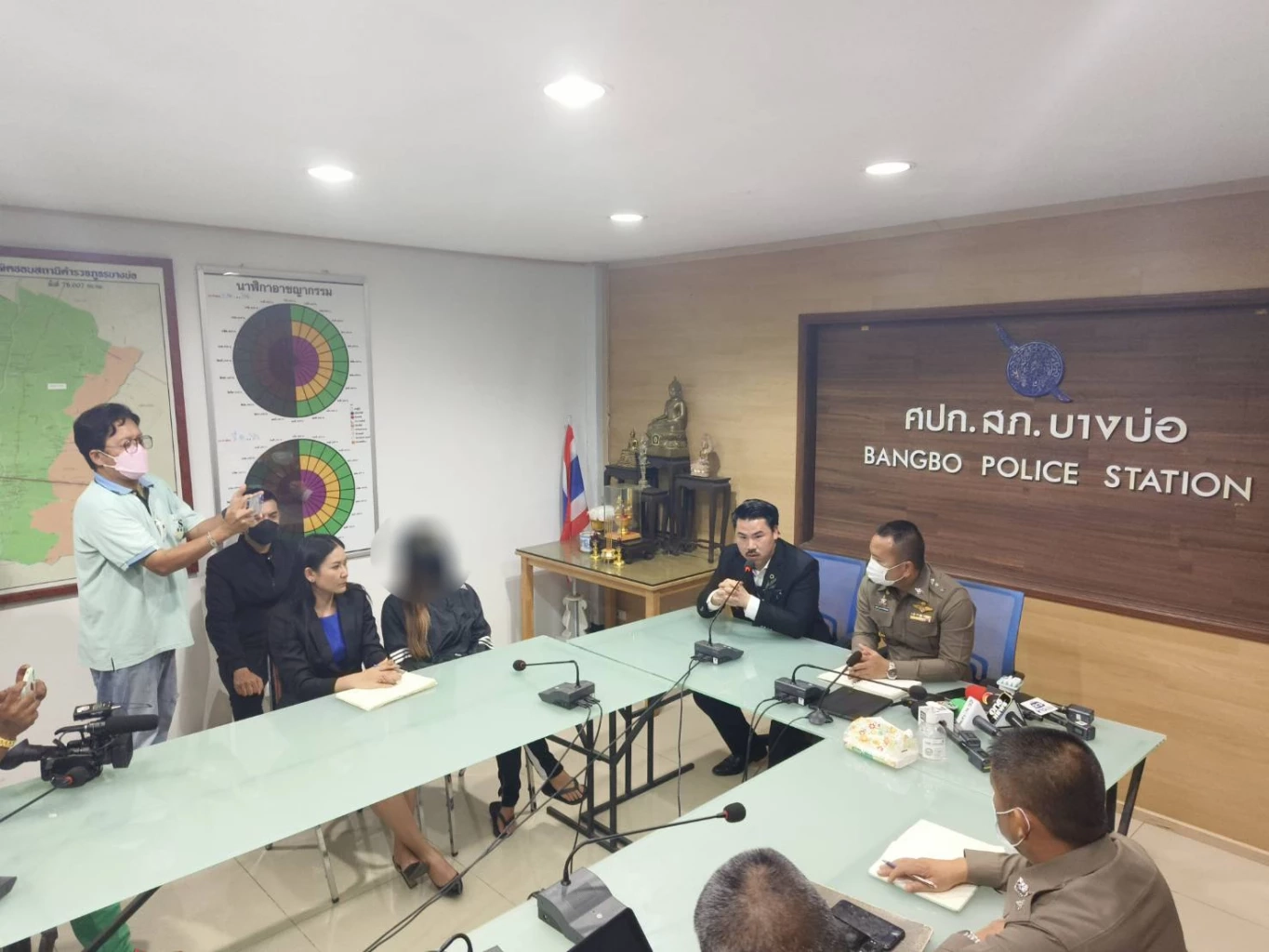 "กัน จอมพลัง" พาสาวลูกครึ่ง แจ้งจับแฟนหนุ่ม ทำร้ายร่างกาย-บังคับกินขี้หมา