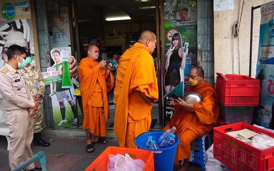 หลวงพี่น้ำฝน สุ่มตรวจเจอพระยืนแช่รับบาตร เตือนเจออีกจับสึก-ไล่พ้นวัด