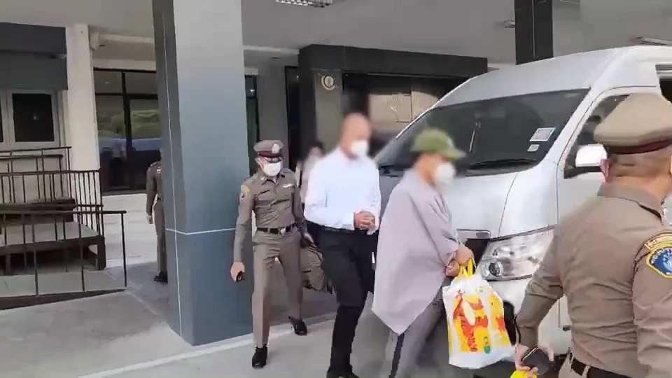 คุมตัว อดีตพระอาจารย์คม พร้อมพวก ฝากขังศาล คดียักยอกเงินวัด 180 ล้าน