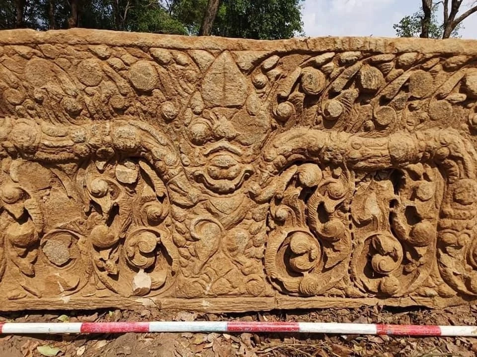 ชาวสูงเนินฮือฮา ขุดเจอ "ทับหลัง" ปราสาทขอมโบราณอายุนับพันปี