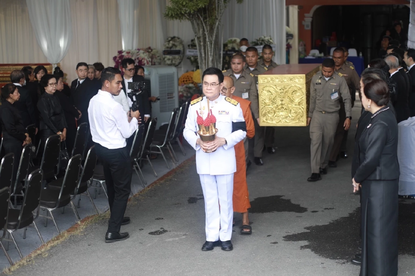 ตระกูลลักษณวิศิษฏ์ น้อมสำนึกพระมหากรุณาธิคุณ พิธีพระราชทานเพลิงศพพ่อวีระ