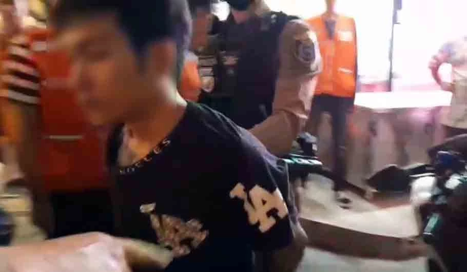 ระทึก! กลางวอล์คกิ้งสตรีท พ่อค้ากัญชาชกสู้ไม่ไหว แทงหนุ่มอินเดียบาดเจ็บ