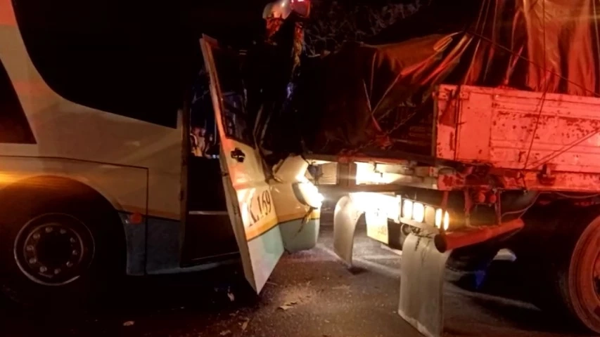 ชนสนั่นสี่แยกไฟแดง บัสนครชัยขนส่ง เสยท้ายรถบรรทุก เจ็บ 4 ราย