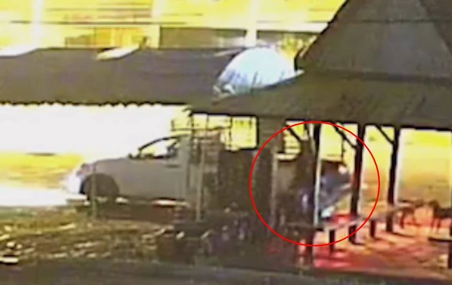 วงจรปิดจับภาพ คนร้ายขโมยยกตะกร้าใส่มังคุด ขึ้นรถหลบหนี