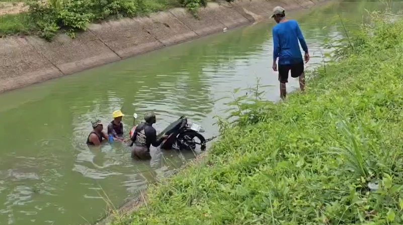 คนหาปลาผงะ! หว่านแหติด จยย. แต่ไร้ร่างคนขี่ คาดไถลตกน้ำไม่เจ็บมากเลยทิ้งรถ