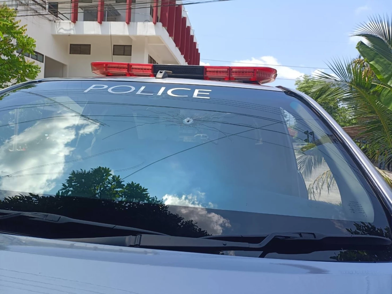 โจรใต้สุดเหิม! ลอบยิงรถตำรวจ สภ.ลำใหม่ ยะลา ขณะขับกลับโรงพัก เจ็บ 2 นาย