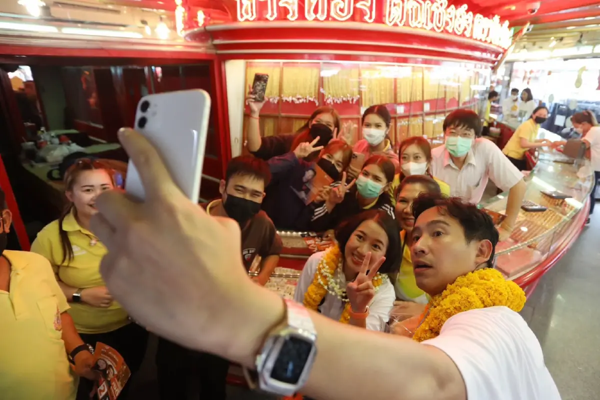 “พิธา” นำผู้สมัคร ส.ส. หาเสียง ชาวเชียงใหม่ตะโกนเชียร์ ให้เป็นนายกฯ 