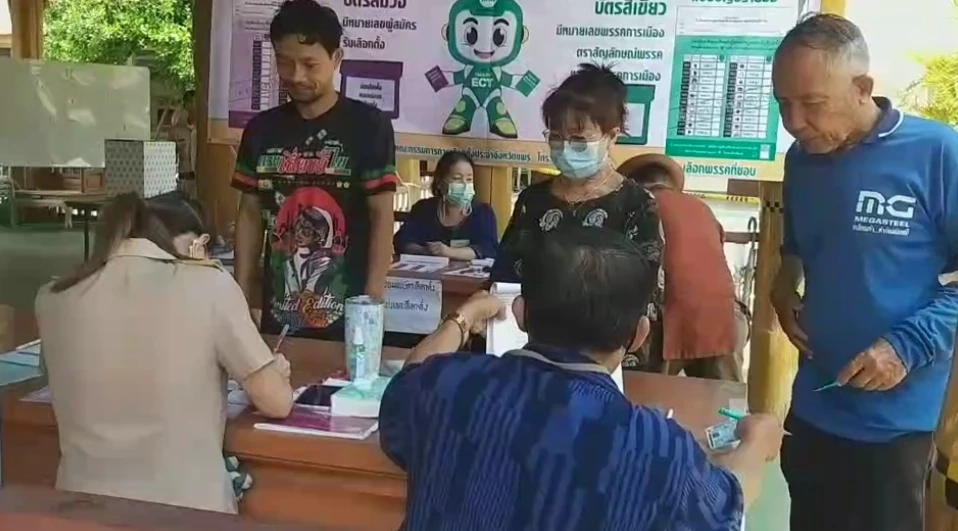 "เลือกตั้ง 66" หนุ่มเมืองแพร่ เมาหนักล้มในคูหา บัตรเลือกตั้งขาด