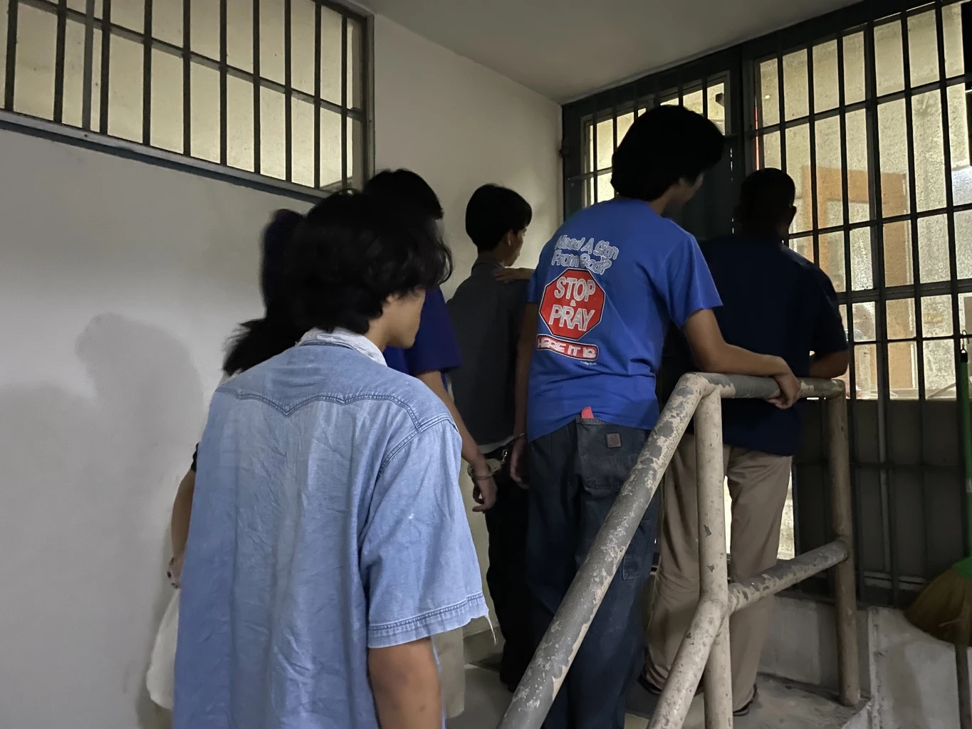 รวบแก๊งโจ๋ รุมฟันอริคาร้านก๋วยเตี๋ยว ดับ 1 เจ็บ 1 สางแค้นให้เพื่อน (มีคลิป)