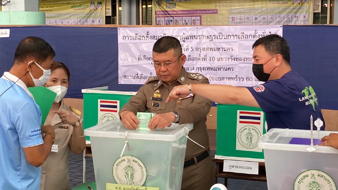 ผบ.ตร.หย่อนบัตร เขต 5วัดสามัคคีธรรม ปชช.ต่อแถวยาว สับสนหน่วยเลือกตั้ง