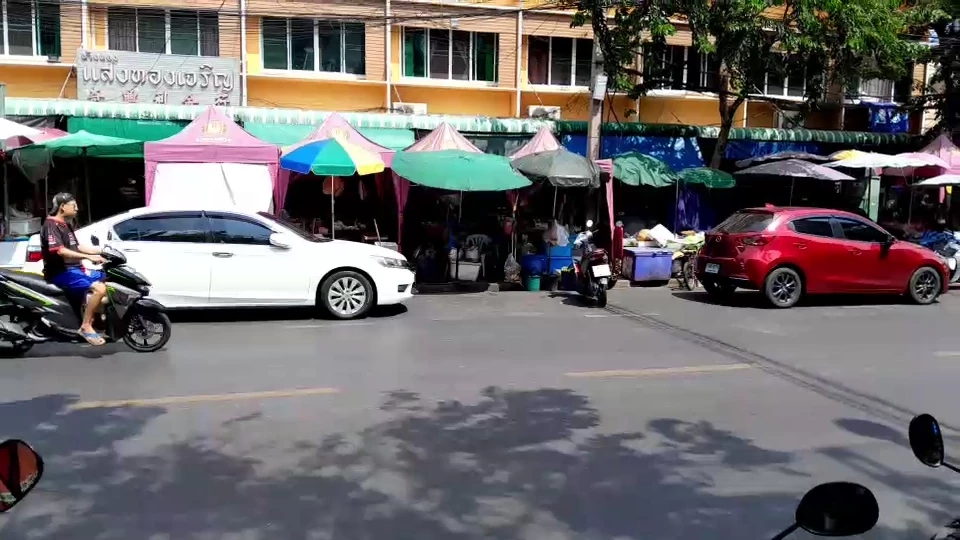 พ่อค้าแม่ค้าทะเลาะวิวาท ตะลุมบอนหน้าตลาดท่าดินแดง เจ็บทั้งสองฝ่าย