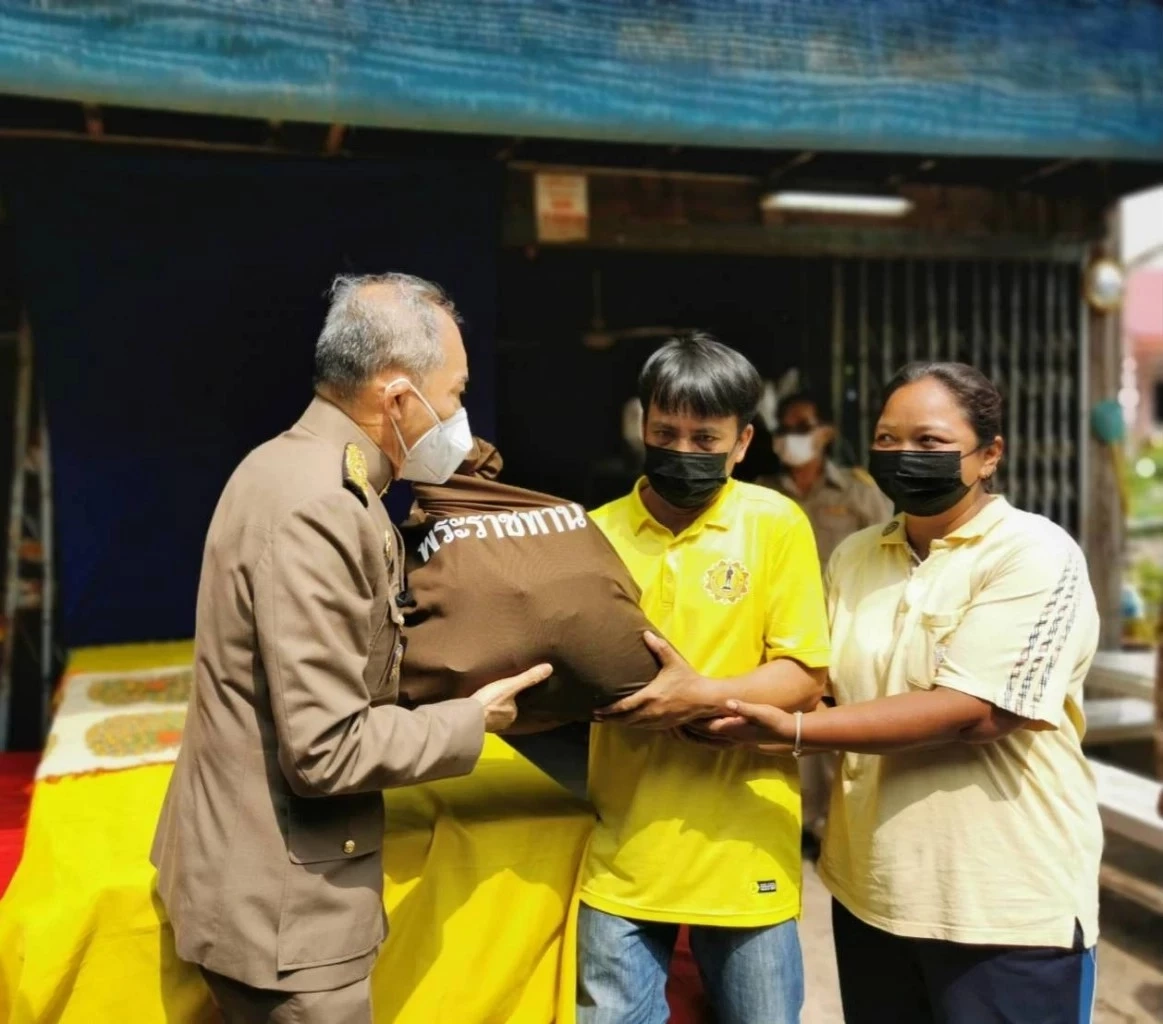 ในหลวง พระราชินี พระราชทานถุงพระราชทานและเครื่องอุปโภคบริโภคแก่ผู้ประสบวาตภัย จ.ชัยภูมิ