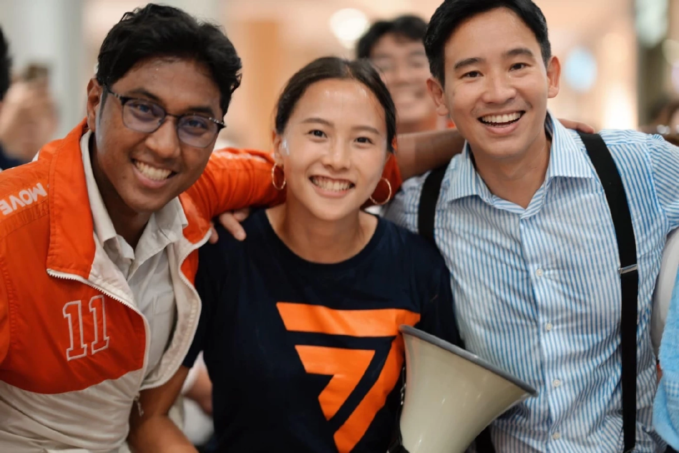 พิธา ลิ้มเจริญรัตน์ หัวหน้าพรรคก้าวไกล  และ สมาชิกพรรค ที่ได้รับเลือกตั้งเป็น ส.ส. 