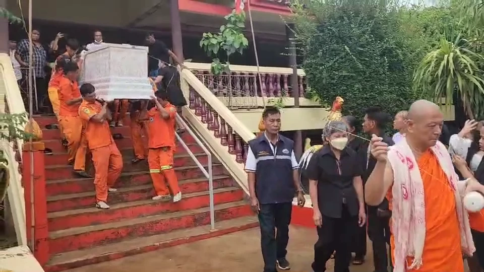 เคลื่อนร่าง'ก้อย เท้าแชร์' เหยื่อ'แอม' ขึ้นเมรุ ลูกสาวถาม"ฆ่าแม่หนูทำไม?"