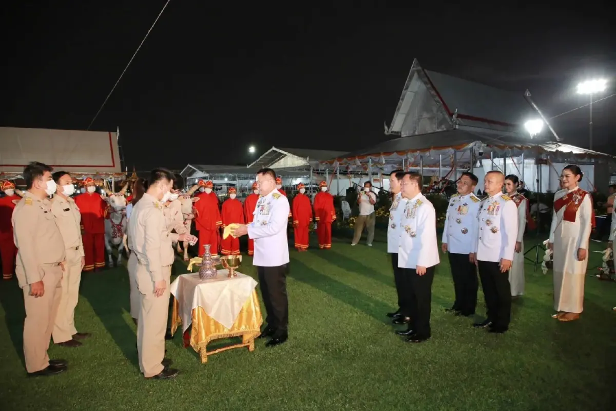 พระยาแรกนา เทพีคู่หาบ ทำพิธีล้างมือพระยาแรกนาและเจิมหน้าพระโค