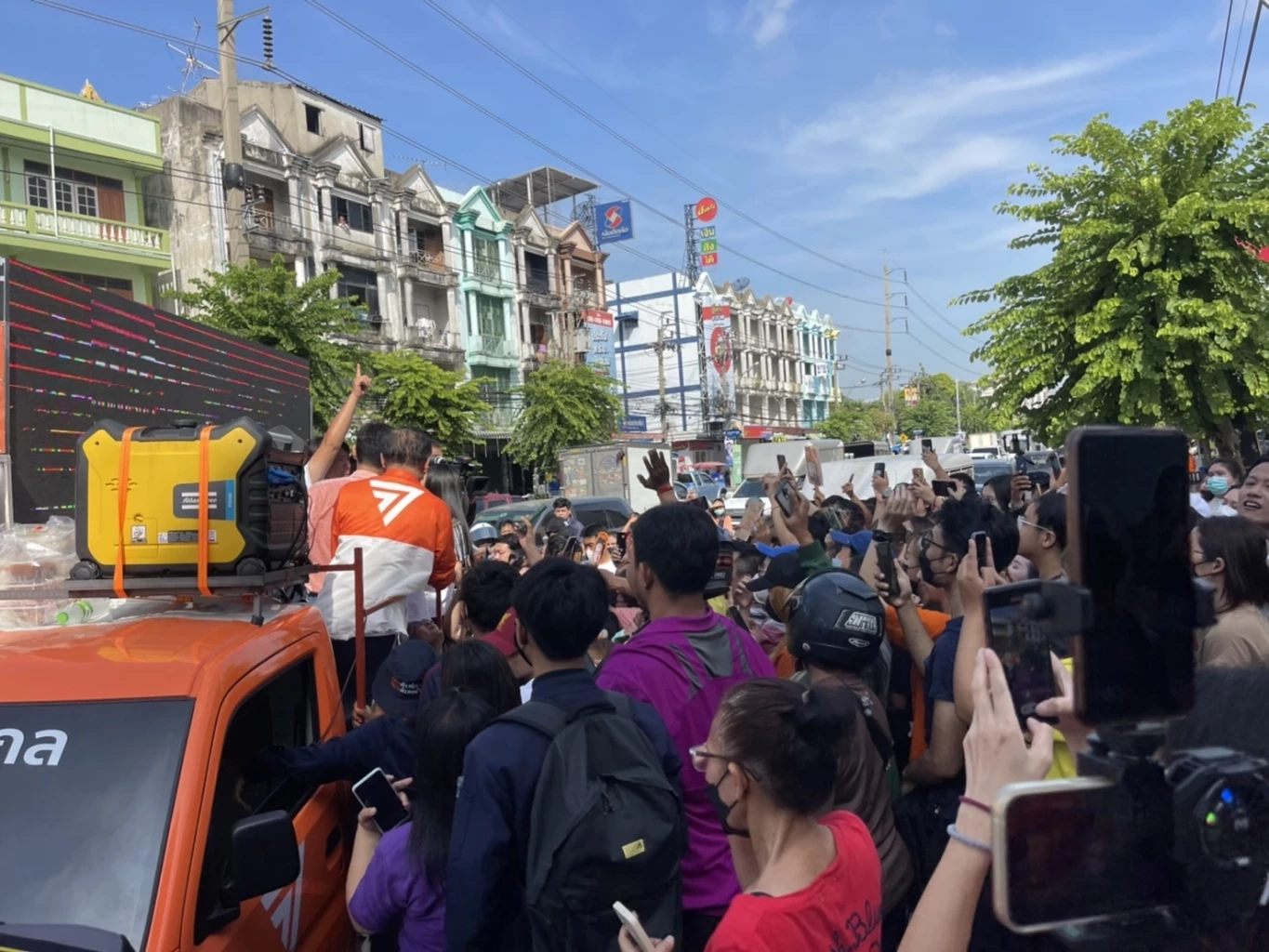 "พิธา" พาผู้สมัคร ส.ส.ก้าวไกล หาเสียงวันสุดท้าย 4 เขต กทม.