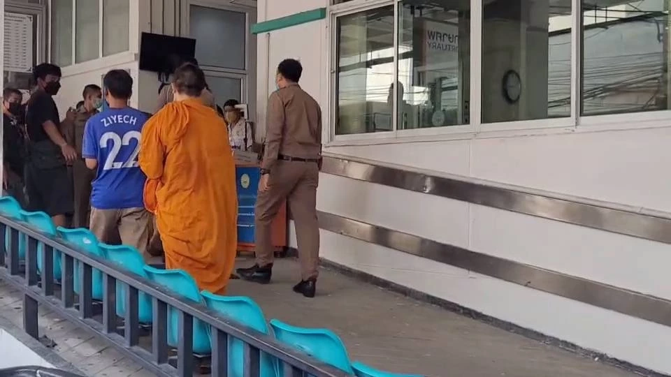 ญาติเศร้า รับศพเซลล์สาว สามีจุดธูปเชิญดวงวิญญาณ กลับบ้านเกิด