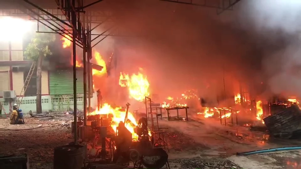 ไฟไหม้โรงงานบล็อกสกรีนผ้า ย่านพระราม 2 คาดไฟฟ้าลัดวงจร