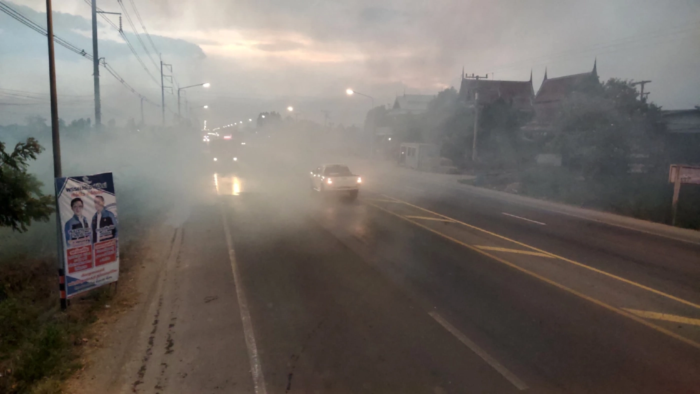 บอกแล้วห้ามเผา ชาวนาสุพรรณเผาฟางข้าวข้างทาง ควันตลบถนนรถชนกันยับ