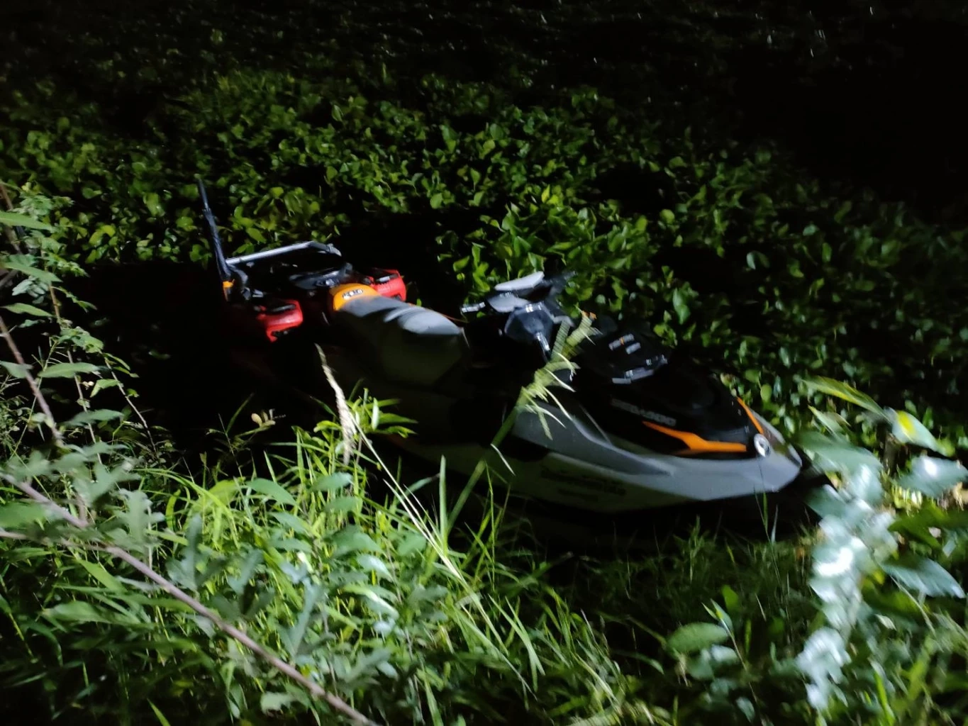 ระทึก! หนุ่มซิ่งเจ็ตสกีไปกินข้าว พลาดท่าติดกอผักตบชวา นานกว่า 4 ชม.