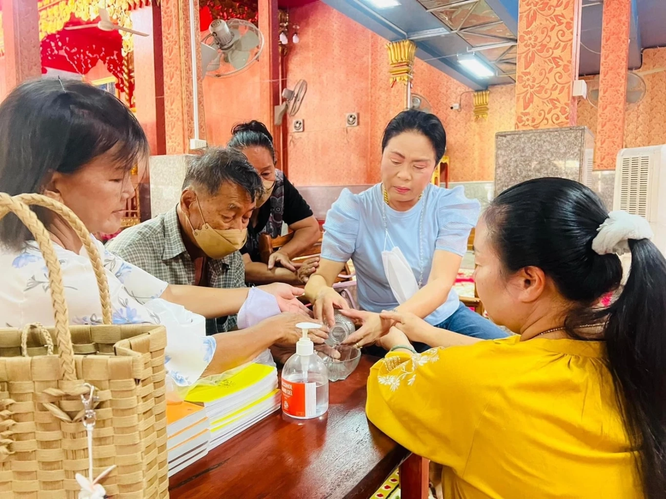 พ้นวิกฤต 'ครูชลธี ธารทอง' ลืมตาตอบสนอง ขยับตัวแล้ว หลังหัวใจหยุด