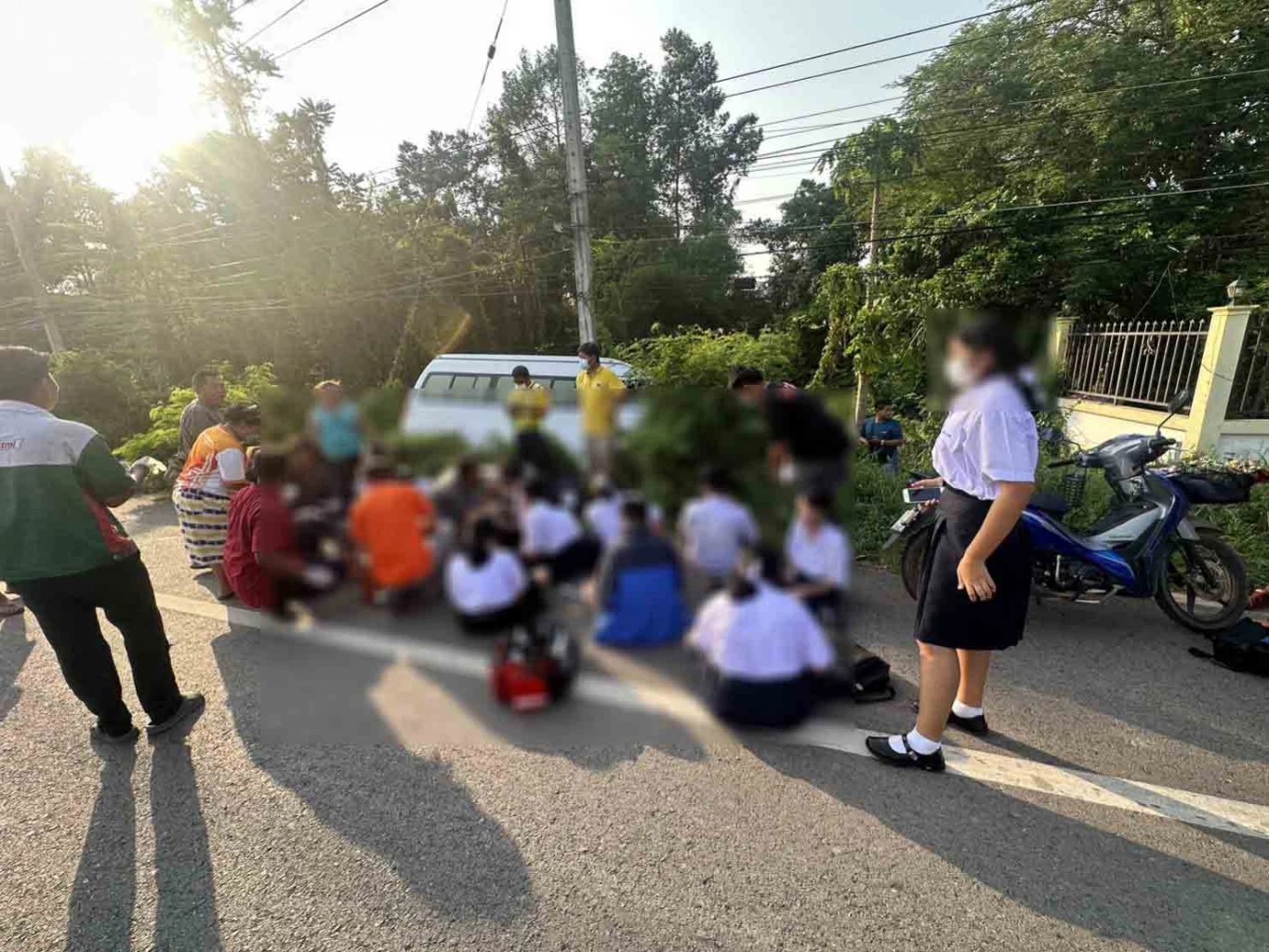 รถตู้รับส่งนักเรียน หักหลบเก๋งตัดหน้า พุ่งชนเสาไฟฟ้า เจ็บระนาว 16 คน