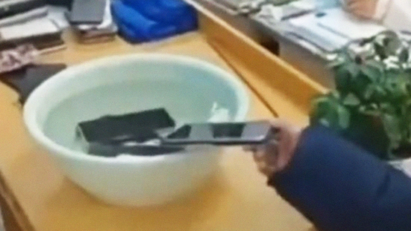 โรงเรียนจีนลงโทษนักเรียนฝ่ากฎ ให้เอาโทรศัพท์มือถือแช่น้ำ