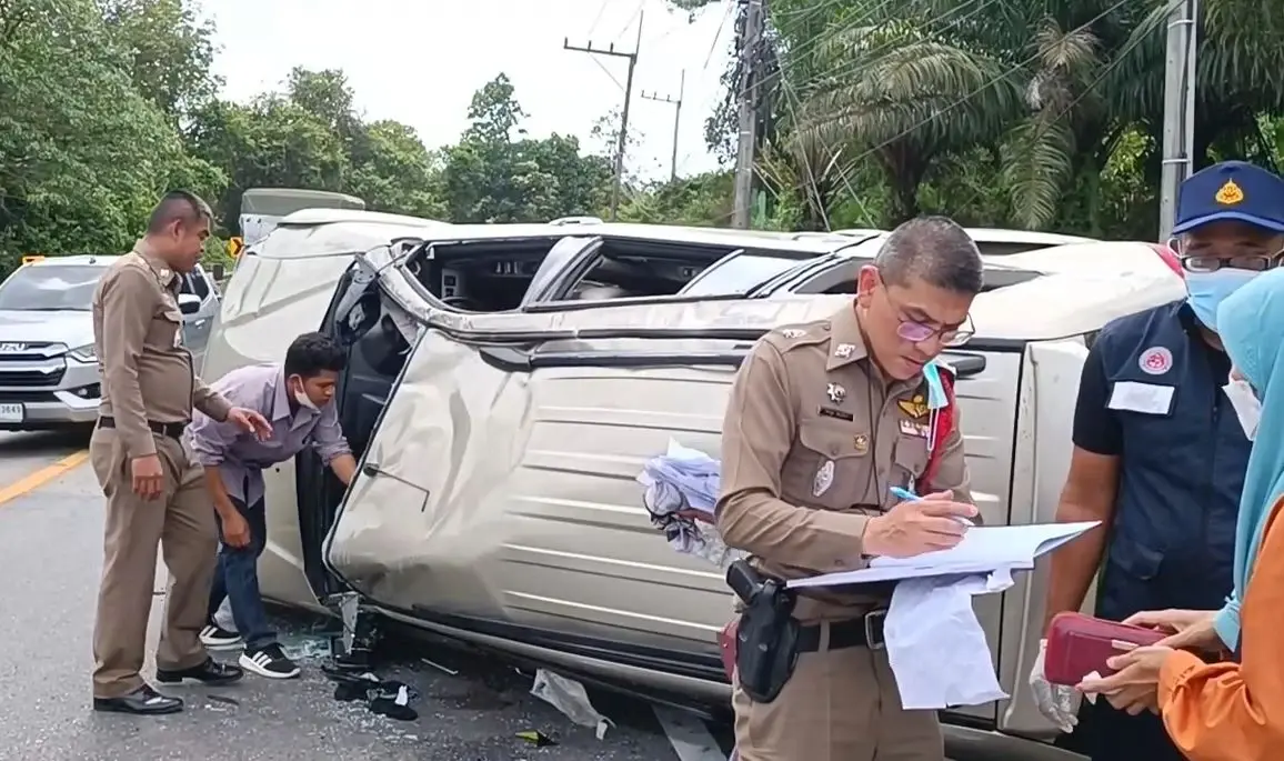 สุดเศร้า ผู้ใหญ่บ้านพาคนติดยาส่งบำบัด รถแหกโค้งพลิกคว่ำ ดับ 2 เจ็บ 2