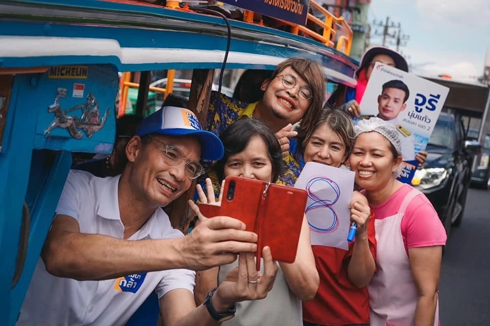 "กรณ์" ไม่หวั่นควง "จูรี" ขึ้นเวทีกลางสายฝนถล่ม กระแสฟีเวอร์เจ้าถิ่นมีหนาว