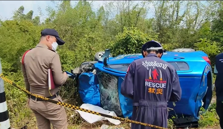 สยอง! สาวธุรการโชว์รูม ซิ่งเก๋ง Test Drive ชนท้าย จยย. ก่อนชนเสาไฟยับ ดับ 2 ราย