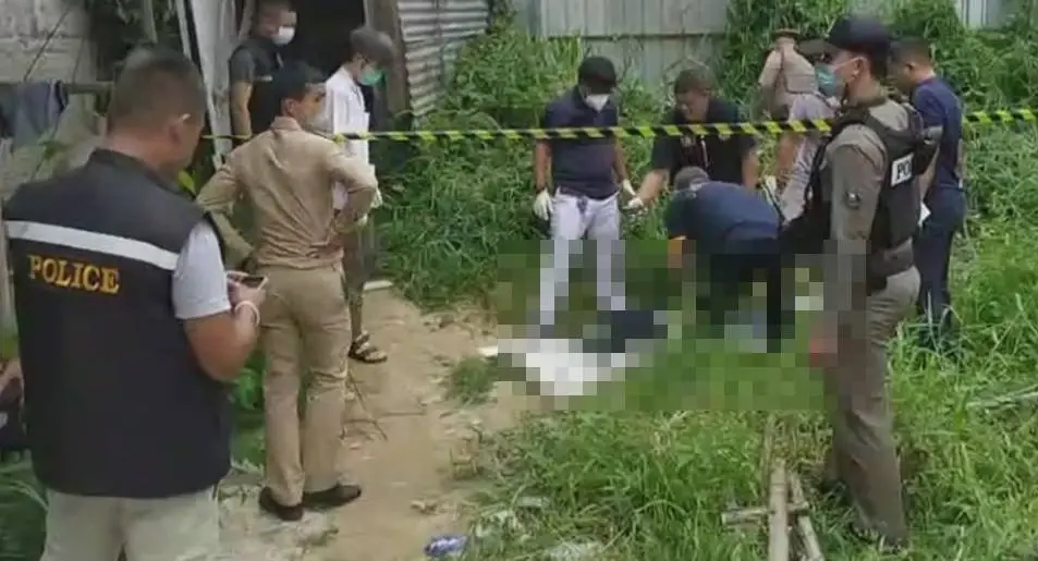 ผงะ! พบศพหนุ่มใหญ่คนงานก่อสร้าง ถูกทำร้ายดับในพงหญ้า