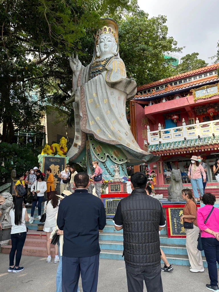 "เสี่ยหนู-ศักดิ์สยาม" ลุยแลนด์มาร์คฮ่องกง ไหว้พระขอพรให้คนไทยมีความสุข