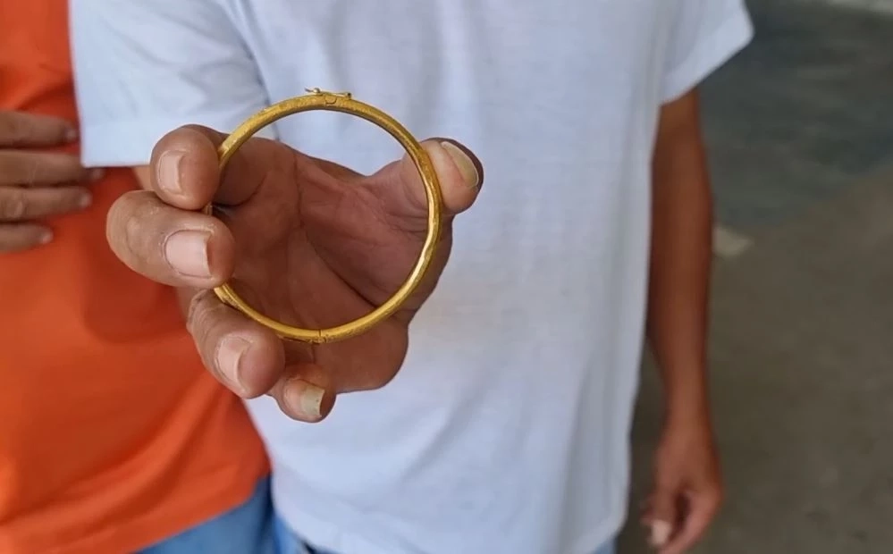 ชื่นชม! ลูกจ้าง รร.เทศบาล เก็บทองได้ 1 บาท รุดแจ้งตำรวจ ตามหาเจ้าของ