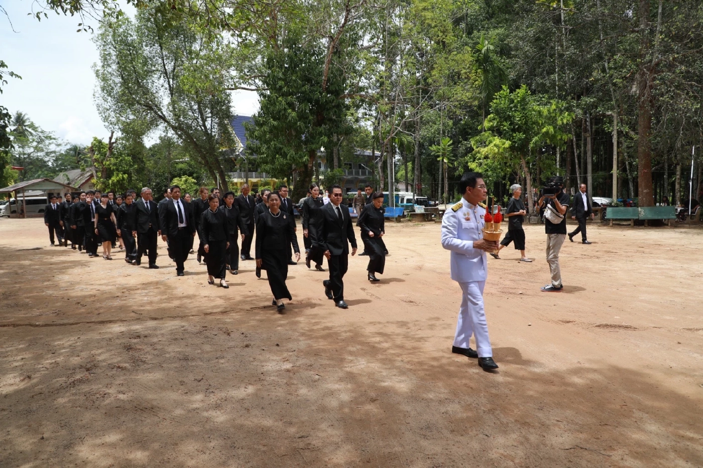 ตระกูลลักษณวิศิษฏ์ น้อมสำนึกพระมหากรุณาธิคุณ พิธีพระราชทานเพลิงศพพ่อวีระ