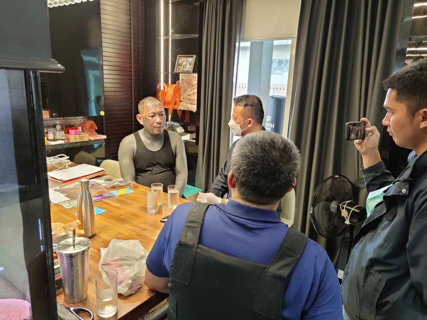 บุกค้นบ้าน "เก่ง ลายพราง" โพสต์คลิปชวนเล่นพนัน สารภาพ ได้ค่าจ้างเดือนละ 2 แสน