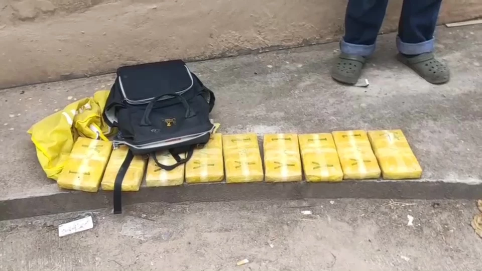 หนุ่มอุดรพบกระเป๋าปริศนา ทิ้งหน้าปากซอย เปิดดูพบยาบ้าเต็มกระเป๋า