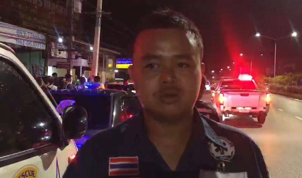 ไหนว่ารักกัน! หนุ่มขับรถชนอู่พังยับ ทิ้งแฟนสาว วิ่งหนีเข้าป่า