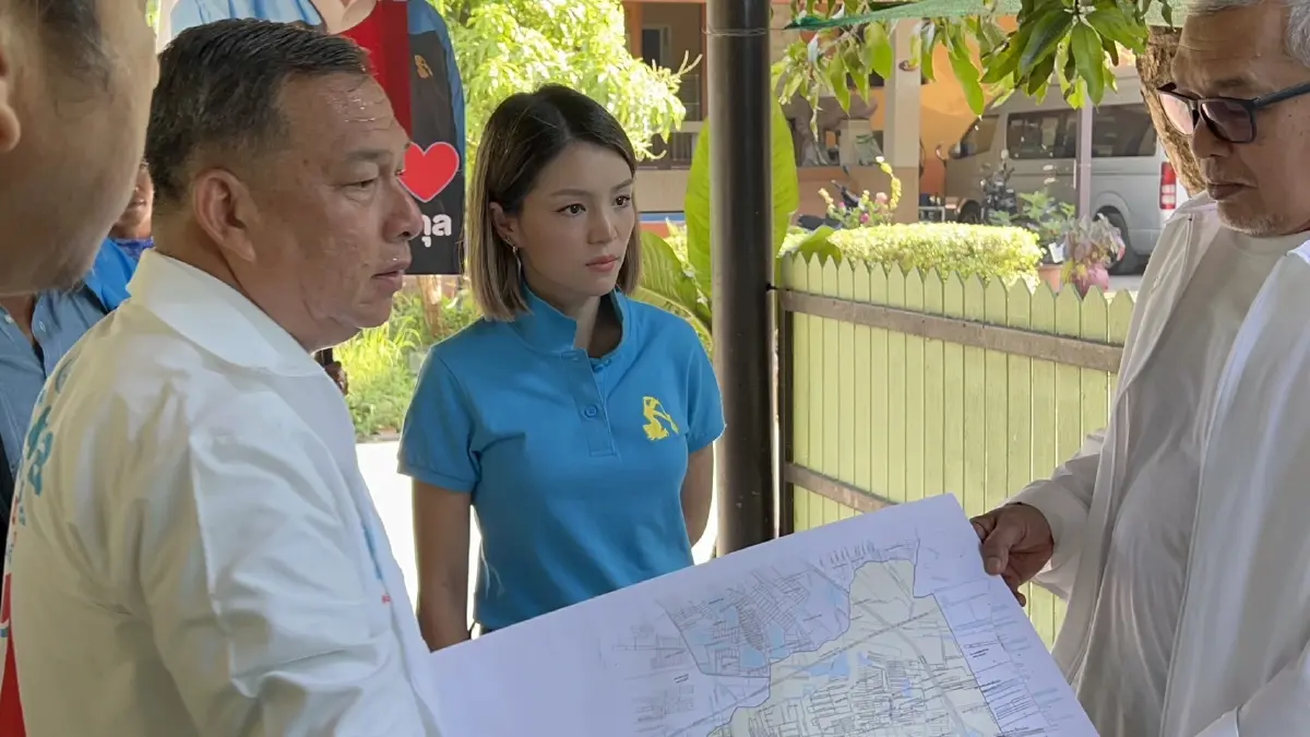 "มาดามเดียร์" ฟิตจัด ขึ้นรถลงเรือลุยช่วยผู้สมัคร ส.ส.หาเสียงเช้ายันบ่าย