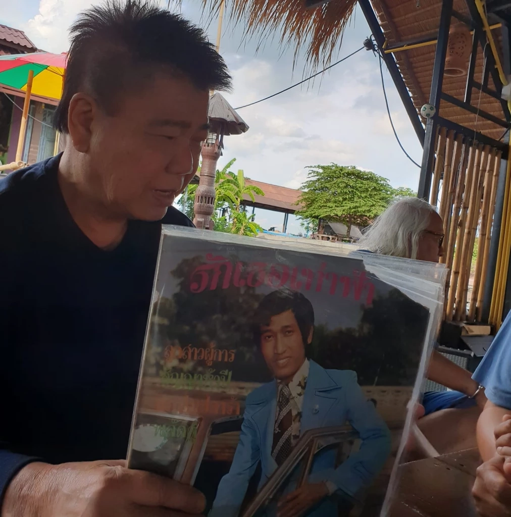 กว่าจะมีวันนี้ เปิดประวัติ  ครูชลธี ธารทอง  ศิลปินแห่งชาติผู้นำทางดาวลูกทุ่ง