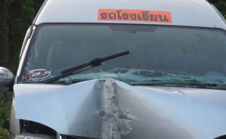 รถตู้รับส่งนักเรียน หักหลบเก๋งตัดหน้า พุ่งชนเสาไฟฟ้า เจ็บระนาว 16 คน