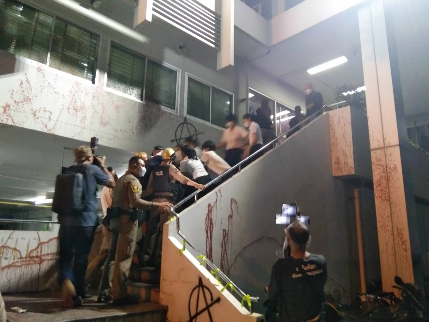 เดือด! ม็อบทะลุแก๊ซ บุกสาดเลือด สน.สำราญราษฎร์ จี้ปล่อย "หยก" ออกไปเรียน