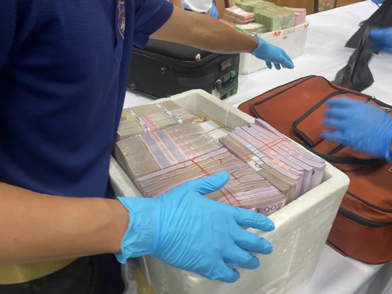 คุมตัว อดีตพระอาจารย์คม พร้อมพวก ฝากขังศาล คดียักยอกเงินวัด 180 ล้าน